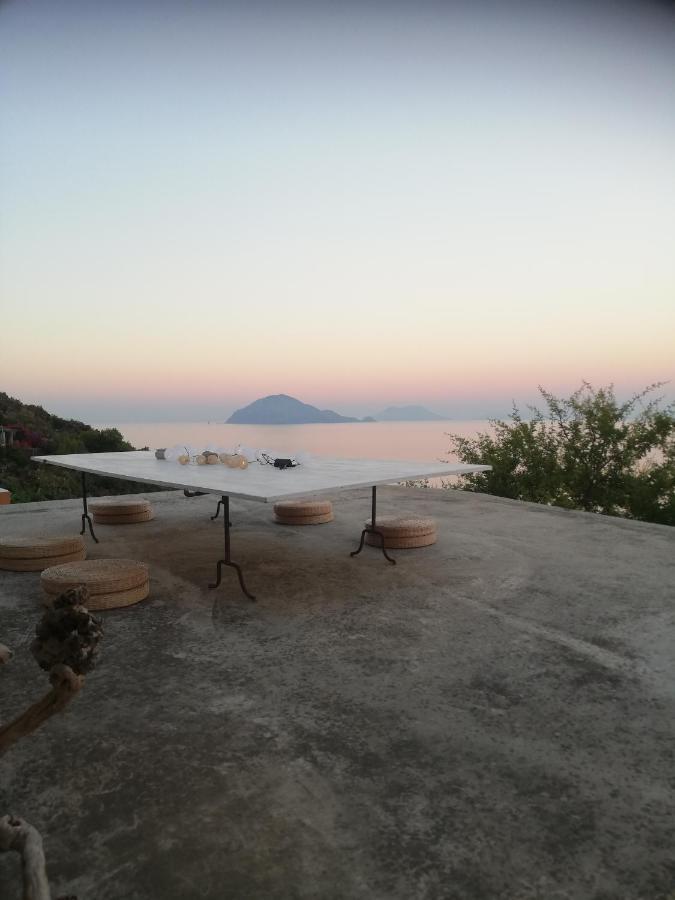 Alicudi Giardino Dei Carrubi- Al Gradino 365 Bed & Breakfast Exterior photo